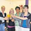 (bra)   Am Donnerstag eröffnete am Marktplatz 6 in Hofheim der Friseursalon „Varbenblind“. Gemeinsam mit Yasmin Wagner, Anne Fleischmann und Carola Ganß (ab Zweite von links) wird Friseurmeisterin Anne Wohlleben (Zweite von rechts) sich den Köpfen der Kundschaft widmen. Dabei ist der Name der Meisterin Programm: Die Menschen sollen sich wohlfühlen in ihrem Salon. Sie seien sehr motiviert und gespannt auf die Hofheimer Kundschaft, sagte Wohlleben. Ihr Salon hat montags von 14 bis 20 Uhr, Dienstag bis Freitag von 8.30 bis 18 Uhr und samstags von 9 bis 14 Uhr geöffnet. Um Wartezeiten zu vermeiden, sollte man sich vorher anmelden, rät die Chefin. Unterstützt wurde sie beim Schritt in die berufliche Selbstständigkeit von ihrer Mutter Karin Wohlleben (rechts), die in Gleusdorf/Untermerzbach einen Friseursalon betreibt. Zum Eröffnungsumtrunk kam Bürgermeister Wolfgang Borst (links). Er sagte, dass die junge Meisterin sich mit Hofheim ein funktionierendes Unterzentrum als Geschäftsstandort ausgesucht habe. Außerdem sei die Lage sehr zentral und man plane, den Marktplatz im Lauf der nächsten zwei Jahre massiv aufzuwerten. Dies werde die Attraktivität Hofheims erhöhen. Er wünschte sich eine gute und vor allem gute Nachbarschaft mit Wohlleben und ihrem Team. Eine Kleinstadt lebe von der Vielfalt des Angebotes und dies werde durch „Varbenblind“ erhöht.