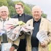 Zur Urkunde des BSC Lauter gab es für die beiden neuen Ehrenmitglieder einen Wurst(blumen)strauß. Unser Bild zeigt (von links) stellvertretenden Vorsitzenden Michael Manger, Ehrenmitglied Klaus Kirschbauer, Kaplan Michael Kubatko, der das neue Kleinspielfeld des BSC Lauter segnete, Ehrenmitglied Emil Lang und Vorsitzenden Siegbert Fehr.
