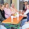 Trotz Regenwetters war die Stimmung gut: Der Paritätische Pflegedienst und die Senioren-Tagespflege feierten gemeinsam Sommerfest am „Haus der Generationen“ in Güntersleben.