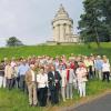 Die Reisegruppe der Kolpingfamilie Münnerstadt am Burschenschaftsdenkmal hoch über Eisenach.