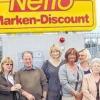 (lsl)   Hinter die Kulissen des Netto-Logistikzentrums in Kitzingen schauten Mitglieder der UsW Kitzingen bei einer Betriebsbesichtigung. Moritz Karl (Niederlassungsleiter des Marken-Discounters) begrüßte die Gäste, Mike Schneider (Leiter des Logistikzentrums) führte durch die vielen Hallen des Zentrums. Dort werden 2700 Artikel (Molkereiprodukte, Gemüse, Obst, Fleisch, Konserven, Getränke, NonFood) umgeschlagen, gelagert in Kühlräumen und Hochregalen und kommissioniert, heißt es in  einer UsW-Pressemitteilung. Von Kitzingen aus werden 155-Netto Filialen im Umkreis von 350 Kilometern versorgt. Die Arbeit wird im Zwei-Schicht-Betrieb mit derzeit 300 Beschäftigten (Vollzeit und Teilzeit) erledigt. Mike Schneider beantwortete die Fragen der Besucher und erhielt als kleines Dankeschön von Markus Ostwald die Kitzinger Praline.