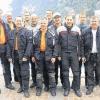 (noe)   Die diesjährige fünftägige Motorradtour führte die Motorradfreunde Wonfurt zum herrlichen Gardasee. Die Anreise erfolgte mit 680 Kilometer von Wonfurt Richtung München, vorbei an Kochelsee und Walchensee über die sehenswerte alte Brenner Bundesstraße bis nach Trento in Italien. Von dort ging es weiter in die Höhe auf der Monto-Bondone-Pass-Straße auf 1500 Meter durch die wunderschöne Bergwelt am Gardasee zum Zielort Torbole. Am zweiten Tag führte die Route die Biker über Riva del Garda vorbei an Limone - hier wurden an der Küstenstraße des Gardasees abenteuerliche Szenen des letzten James-Bond-Filmes „Ein Quantum Trost“ gedreht - durch die schluchtenreichen Bergstraßen zum Stausee Lago di Valvestino und zur Mittagspause zum Lago d Idro. Über Storo ging es entlang des Lago di Ledro durch sehenswerte Landschaften Richtung Norden zum Lago di Toblino und von dort zurück nach Torbole. Die dritte Etappe sollte die Monte-Baldo-Höhenstraße sein, doch die noch nicht beendeten Aufräum- und Schneefräsarbeiten einer vorher abgegangenen Lawine zwangen die zwölf Motorradfreunde auf dem Pass zum Umkehren. So fuhren sie kurzerhand über Avio nach Bardolino, dann entlang der östlichen Küstenstraße wieder zum Ausgangspunkt zurück. Richtung Meran tourten die Freunde dann am vierten Tag über den Reschenpass und Fernpass zu ihrem letzten Quartier nach Agathazell bei Sonthofen. Auf der Heimreise am Sonntag früh fuhren die Biker aus Wonfurt nach Ulm, wo man sich auf das Ulmer Münster mit stolzen 768 Stufen hinaufwagte. Das Ulmer Münster besitzt mit 161 Metern den höchsten Kirchturm der Welt. Danach ging es zurück nach Wonfurt. In der Gastwirtschaft Kram ließen die Motorradfreunde mit ihren Familien ihre bislang längste Tour mit 1870 Motorradkilometern ausklingen.