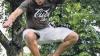 Mehr und mehr meist junge Leute balancieren auch in Schweinfurt auf Nylonbändern, die sie zwischen zwei Bäume gespannt haben. Slacklining heißt die neue Trendsportart. Die beiden jungen Seiltänzer in der Grünanlage Philosophengang sind schon etwas fortgeschritten.