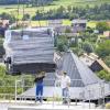Der Kessel schwebt ein: Nachdem das Betonbauwerk am Eingang zum Kinderdorf fertiggestellt ist, hievte jetzt ein großer Kran die technische Ausstattung ins Gebäude. Die Lieferung bis zur Baustelle war aufwendig, weil die großen Laster nicht anfahren konnten.