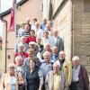 (mg)   Zum mittlerweile achten Klassentreffen kam am Wochenende der Jahrgang 1935/36 in der Heimatstadt Gerolzhofen zusammen. Die Organisatoren Erika Barth und Alfred Müller konnten 32 ehemalige Mitschüler begrüßen. Zum Auftakt trafen sich die ehemaligen Mitschüler am Samstag in der Gaststätte Ach „Zum Kapellenberg“ bei Kaffee und Kuchen, um dann dem Gotik-Museum einen Besuch abzustatten. Dabei zeigt sich, dass viele der Ehemaligen das Museum in der Johanniskapelle noch gar nicht kannten. Anschließend ging es zum Friedhof, um der bereits verstorbenen Klassenkameraden zu gedenken. Den Abend verbrachte man wieder in fröhlicher Runde im Gasthaus. Am Sonntag stand der Gedenkgottesdienst an, bevor sich nach einem Stadtbummel alle noch einmal zum Ausklang im Hof-Biergarten des Gasthauses „Weißes Ross“ (Schlapp'n) trafen. Mit dem Ziel, sich in drei Jahren wiederzusehen, ging das gelungene Klassentreffen zu Ende.