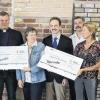 Beim Promi-Mauern beim Stadtfest kam ein Betrag von 1300 Euro zusammen. Über den Erlös, der zu gleichen Teilen dem Franziska-Streitel-Altenheim und dem evangelischen Kinderhort zugute kommt, freuten sich (von links) Roland Weigel vom Klinkerzentrum Roland Weigel, Pfarrer Andreas Werner, Kinderhort-Leiterin Ulrike Olfen, Altenheim-Leiter Peter Neuner, Wolfgang Pfeiffer, Vorsitzender des Vereins Aktives Mellrichstadt („am“), Monika Weigel und Brigitte Proß, Geschäftsführerin des „am“.