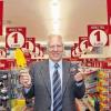Der Würzburger Unternehmer Rainer Schum im Ein-Euro-Pilotshop, der in der Firmenzentrale am Stein aufgebaut ist.