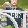 Lothar Emmerling mit seinem Schienen-Wischmopp an seiner Modelleisenbahn.