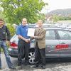 Gleich zweifach konnte Reinhard Attensberger (rechts) vom Volkswagen Service Deutschland das Autohaus Orf auszeichnen. Die Autoexperten aus Hausen zählen erneut zu den Top-10-Siegern der Region Rhein-Main und zu den Top-100-Siegern der 2500 Volkswagen-Service-Partner-Betriebe in Deutschland. Die Urkunden nahmen (stellvertretend für die Geschäftsleitung) KFZ-Meister Michael Orf (links) sowie Serviceleiter und KFZ-Meister Roland Kümmeth (Mitte) entgegen.