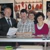 Freuen sich über die EU-Zulassung (von links): Veterinäramtsleiter Dr. Bernhard Bundscherer, Landrat Thomas Bold, Metzger Karl und Margit Häusler mit (hinten von links) Sohn Pascal und Auszubildendem Patrick Affeldt sowie Obermeister Robert Schmitt.
