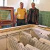 Eine wahre Fundgrube an Ersatzteilen für das Gefrierhaus im niedersächsischen Dannenbüttel ist die alte Gefrieranlage in Oberschwarzach. Glücklich nahm Ingelore Pasiciel (rechts) mit Manfred Hoyer diesen für ihre Gemeinde Dannenbüttel unermesslichen Schatz in Augenschein.