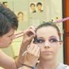 Haare zu schneiden und eine Dauerwelle zu erarbeiten, war nur ein Teil der praktischen Prüfung der Friseure. Die elf Auszubildenden mussten beim Gesellenstück auch Frisur, Farbe, Nageldesign und Abend-Make-up passend zu einem Thema aufeinander abstimmen. Julia Fehn verwandelte ihr Modell in eine Japanerin.