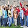 (iwi)   Anlässlich ihres 15-jährigen Bestehens veranstalten die Fuschter Troubadours am Samstag, 25. Juli, ab 18 Uhr ein Gartenfest mit Liedbeiträgen des Gesangvereins Frohsinn Fuchsstadt, der aus dem gemischten Chor, einer neuen Gesangsgruppe und den Fuschter Troubadours besteht. Auch das Fuschter Kaasbärlestheater sorgt für Kurzweil. Für das leibliche Wohl ist gesorgt. Die Troubadours entstanden nach der Auflösung des Jugendchors. Sechs Frauen entschieden sich, auch ohne Chorleiterin weiter Musik zu machen. Anfänglich gestalteten sie kirchliche Trauungen. Zum Heimatfest 1997 machten sie sich mit mittelalterlicher Musik vertraut, die sie auch schon in Nachbargemeinden aufgeführt haben. Mittlerweile bestehen die Troubadours aus zehn Frauen und einem Mann, die für Trauungen, Gottesdienste, Taufen, Geburtstage und mittelalterliche Auftritte gebucht werden können. Auf dem Bild die Fuschter Troubadours Andrea Altmann, Renate Schipper-Böse, Elke Schaub, Silke Lukaschewitsch, Julia Manninger, Beate Weimar-Stockmann, Dietlinde Volpert, Birgit Schultz, Saskia Schröter, Benedict Schaupp und Tina Stockmann.