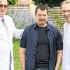 Der Landwirt Karl Merk, der vor rund einem Jahr die weltweit erste beidseitige Armtransplantation erhalten hatte, am Mittwoch beim Spaziergang im Park des Zentralklinikums in Memmingen mit seinen Ärzten Christoph Höhnke (rechts) und Edgar Biemer.