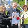 Sonja Schmitt, Matthias Wagner und Anne Teterin (von links) präsentieren das Projektplakat.