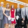 Für ihre herausragenden Leistungen erhielten von Bürgermeister Bruno Altrichter (links) Gutscheine im Wert von 50 Euro (von links): Lena Bieberich, Isabel Wehner und Peci Arif. Als erster gratulierte ihnen Realschul-Rektor Peter Lukes.