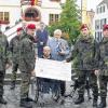 Die Scheckübergabe bei der Rückkehr von KFOR-Soldaten in Volkach an die Oberst-Schöttler-Stiftung, die schwerst verwundete Kameraden unterstützt (von links): Oberstleutnant Thomas Menikheim, Oberfeldwebel Mirco Schäfer, Stabsfeldwebel a. D. Stefan Deuschel, Oberst Horst Schöttler und zwei  Kameraden vom Oberfeldwebel-Stammtisch.