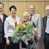 Nach 31 „Lehrer“-Jahren wurde jetzt Dieter Konradt (Zweiter von rechts) von der Staatlichen Realschule Gemünden in die Freistellungsphase der Altersteilzeit verabschiedet. Für sein Wirken an der Schule dankten ihm mit den besten Wünschen für die Zukunft (von links) Personalratsvorsitzender Uli Ammersbach, Elternbeiratsvorsitzende Ellen Diemer, Ehefrau Karin Konradt-Dittmer und Rektor Thomas Feser (rechts).