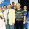 Die Verantwortlichen für das erste Pfarrgartenweinfest: 2. von links Bürgermeister Gerhard Eck, Weinprinzessin Angelina, Bandleader Marco Wolf, Bernhard Krönert, 1. Vorsitzender der Pfarrgartenweinfest GbR, Kirchenpfleger Ernst Finster, Otmar Pfrang , Leiter der Blaskapelle Donnersdorf.