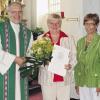 Pfarrer Edwin Ziegler und Pfarrgemeinderatsvorsitzende Christa Goll (rechts) bedankten sich bei Maria Müller für 40 Jahre Dienst als Organistin.