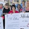 Mitarbeiterinnen von Schlecker demonstrieren gegen die Schließung der Filiale in Motten.