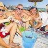 Gemeinsam Sangria aus dem Eimer schlürfen: In Zeiten der Schweinegrippe ist das zumindest eine mögliche Ansteckungsquelle im Urlaub.
