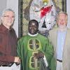Pfarrer George Mtitu aus Tansania weilte eine Zeit lang in Helmstadt. Von links: Pastoralreferent Rainer Zöller, Pfarrer Mtitu und sein Gastgeber Peter Bergdoll.