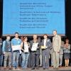 Festakt in der Freiheiz-Halle in München: Schulentwicklungskoordinator Theodor Laugsch, die Schülersprecher Andreas Schuster, Martin Block, Laura Büttner, stellvertretender Schulleiter Rainer Schöler, Schulleiterin Maria Walter und Kultusstaatssekretär Marcel Huber.