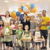 (ann)   Im Rahmen des Volksfestes hatten sich viele Kinder und Jugendliche am Luftballonwettbewerb beteiligt, den die Schausteller in Zusammenarbeit mit der Galeria Kaufhof und der Werbegemeinschaft Schweinfurter Volksfest alljährlich ausrichten. Bei gutem Wetter stiegen hunderte bunter Luftballons in den Himmel auf und entschwanden nach Osten. Es gingen 36 Rückmeldungen aus einigen Städten ein, am Mittwoch wurden die Sieger geehrt. Den Hauptpreis, einen Nintendo DS samt dem Spiel „Madagaskar“, erhielt Wynona Nägele aus Niederwerrn. Ihr Luftballon schaffte es bis nach Göda in der Nähe von Cottbus und legte damit 324 Kilometer zurück. Der Ballon der Zweitplatzierten, Lilly Ullmann aus Schweinfurt, flog immerhin 277 Kilometer bis Dresden. Sie bekam einen City Roller, Jonas Schad aus Untereuerheim ein „Schweinfurt Monopoly“. Sein Ballon landete 244 Kilometer entfernt in Lichtenberg bei Chemnitz. Die weiteren 17 Gewinner freuten sich über Spielzeug und Warengutscheine. Mit den Gewinnern im Bild: Volksfestbeauftragte Sylvia Amrhein (links) und Galeria-Kaufhof-Geschäftsführerin Ingrid Demmer (Mitte).