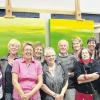 (noe)   Auf besondere Einladung besuchten die Aquarellmalerinnen aus Wonfurt zusammen mit ihrer langjährigen Kursleiterin Edeltraud Hessler die Sommerausstellung des bekannten Aquarellkünstlers und mehrfachen Kunstbuchautors Ekkehardt Hofmann.Bereits seit mehreren Jahren trifft sich die Aquarellgruppe in vielen Kursen zum Malen und unter den Motiven und Techniken finden sich auch immer wieder die von Ekkehardt Hofmann. So ist es eine ganz besondere Ehre für die zehn Malerinnen, nicht nur signierte Kunstbücher von Hofmann ihr Eigen zu nennen, sondern den Künstler persönlich getroffen zu haben. So machte man sich denn auf den Weg, aufregende 148 Kilometer bis in den Landkreis Ansbach, um bei einem idyllischen Sommerfest das Atelier und den Garten des Künstlers zu bewundern. Hier konnte man neben Metall-Skulpturen und Feuerkörben auch selbst getöpferte Kunstwerke von Ilse Hofmann finden, ebenso eine Fülle von herrlichsten Stauden und Blüten. Für gute Unterhaltung sorgte trotz strömenden Regens die ortsansässige Band „die elhäuser“ und so wurde die Heimreise in die Nachtstunden verschoben. Neben einem gelungenen Treffen mit dem Künstler konnten auch handsignierte Bücher der Kunst-Akademie mit nach Hause genommen werden.Im Bild (von links): Martina Pfaff, Ingrid Deppert, Ilse Hofmann, Erna Pöhlmann, Hannelore Bieber, Ekkehardt Hofmann, Susanne Schramm, Edeltraud Hessler, Sabine Jäger, Lieselotte Vogt. Es fehlen Krista Braunreuter und Annemarie Eppelein.