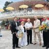 Seit 40 Jahren verkauft Artur Bömmel (Bildmitte) im Weißbierturm des Bad Kissinger Freibades Langnese-Eis. Dazu gratulierten (von links) Unilever/Langnese-Verkaufsleiter Süd Oliver Blank, Lebensgefährtin Anita Martin, Artur Bömmel, Oberbürgermeister Kay Blankenburg und der zuständige Langnese-Regionalleiter Karlheinz Karmann.