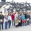 Die Achtklässler der Verbandsschule Kreuzwertheim vor dem Mahnmal in der KZ-Gedenkstätte Dachau. Es symbolisiert wohl, dass die Gefangenen damals keine Chance hatten, aus dem Lager heraus wieder in die Freiheit zu kommen.