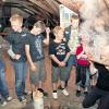 Feuer machen wie die Steinzeitmenschen, das begeisterte die Teilnehmer des Ferienspaßprogramms bei einem Museumsbesuch.