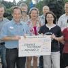(geri)   762 Teilnehmer zählte im Juni der vierte Wernecker Schlossparklauf, der dem Organisationsteam aus Beschäftigten der Bezirkseinrichtung wieder sehr viel positive Resonanz bescherte. Gut war das Laufereignis aber nicht nur für Spaß und Fitness. Freuen konnte sich jetzt auch der Verein für gemeindenahe Psychiatrie „Aufwind“ über eine Spende von 900 Euro aus dem Erlös der Veranstaltung. Seinen Dank verband Aufwind Vorsitzender Paul Strobel mit der Feststellung, dass das Geld zur Finanzierung der Aufwind-Projekte gut gebraucht werden könne. Derzeit sei etwa das Aufwind-Café im Schloss, das psychisch Kranken eine Zuverdienstmöglichkeit bietet, finanzielles Sorgenkind. Unser Bild zeigt Paul Strobel (Zweiter von links) mit dem Organisationsteam (von links) Dieter Rottmann, Otmar Ziegler, Margarete Kraus, Christine Maurer, Roland Müller, Wolfgang Reinhart und Thea Woller. Wegen des großen Aufwands soll der Lauf erst 2011 wieder stattfinden, hieß es .