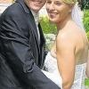 (arno)    Katrin und Christoph Back haben geheiratet. „Eigentlich kennen wir uns schon fast unser halbes Leben lang“, meinte die frisch vermählte Braut. „Doch etwas Richtiges wurde es erst seit dem Pfingstfest 2003 in Steinach!“ Am Wochenende gab sie nun ihrem Christoph das Jawort in der St.-Michaels-Kirche zu Reichenbach, wo Pater Jakob das Trauamt zelebrierte, das Mitglieder der Volkstanzgruppe mit Trompete und Orgel umrahmten, und bei dem Freunde sangen. Katrin Back aus Reichenbach, 27 Jahre, Justizfachwirtin am Amtsgericht Schweinfurt, und Christoph Back aus Haard, ebenfalls 27 Jahre, der als Bürokaufmann in Burglauer arbeitet, haben sich dazu entschlossen, den Familiennamen Back zu tragen, so wie sie es beide von Geburt an gewöhnt sind. Kennengelernt hatten sie sich schon vor gut 15 Jahren, als Christoph noch in der Schülermannschaft des FC Teutonia kickte. Katrin, die ihr Hobby Volkstanz in der Trachtengruppe des Sängerkranzes Reichenbach aktiv auslebt und Christoph, dessen zweite Leidenschaft das Fußballspielen ist, verschieben ihre Hochzeitsreise auf nächstes Jahr, um dann die skandinavischen Mittsommernächte zu erleben.