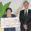 (si)   Inge Parr, Rektorin der Euerdorfer Einhard-Volksschule, konnte sich über eine Finanzspritze von 500 Euro für ihre Schule freuen. Der Zweigstellenleiter der Raiffeisenbank in Euerdorf, Johannes Eberlein, überreichte den Scheck als Spende aus der Gewinnsparaktion der Raiffeisenbank Hammelburg.