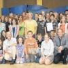 Die Schülerinnen und Schüler des BNG, die für besondere Leistungen einen Buchpreis erhalten haben (Mitte), die erfolgreichen Sport-Mannschaften des BNG, die Sieger des Triathlons (mit den Urkunden), die erfolgreichen Teilnehmer bei „Jugend debattiert“, die Schulbesten im Bayerischen Mathematik-Test, die Besten im schulinternen Wettbewerb Mathe-Keks zusammen mit dem Schulleiter Kurt Blaschke (rechts vorne) und dem Vorsitzenden des BNG-Fördervereins Dr. Thomas Klein (links vorne).