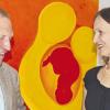 Zweiter Bürgermeister Manfred Manger bewunderte die Kunstwerke der Hobbymalerin Doris Clement.