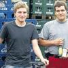 (wo)   Oliver Weiß (links) aus Sand und Christian Himmer aus Zeil freuen sich über die Hauptgewinne im Göller-Energy-Malz-Gewinnspiel. Weiß fuhr beim Übergabetermin in der Brauerei mit seinem Gewinn, einem grün-gelben Energy-Mountainbike im Wert von 1500 Euro gleich die ersten Runden. Christian Himmer bekam als zweiten Preis einen grünen Apple iPod Nano. Franz-Josef und Eva Göller sowie Martin Buchta, Marketingleiter der Firma Messingschlager, die das Mountainbike eigens für das Gewinnspiel hatte bauen lassen, gratulierten den beiden und übergaben die Preise.