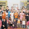 Klasse 4 b: Sieger in Unterfranken und zweiter Landessieger unter 134 Klassen (von links): Dritte Bürgermeisterin Dagmar Kirchner, Konrektorin Barbara Hahn, Rektorin Gisela Schott, Beauftragter für Schulschwimmen Walter Saul und Klassenlehrerin Doris Roth.