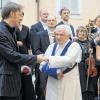 Papst Benedikt XVI. dankt Albrecht Mayer und dem Kammerorchester für das Konzert in Castel Gandolfo.