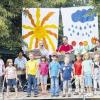 Die Elemente Sonne, Wasser, Erde waren die Schwerpunkte der „Lieder zur Schöpfung“ des evangelischen Liedermachers Jonathan Böttcher, die auf dem Alitzheimer Kindergartengelände von Sabine Hurt, Stephan Kleinhenz, Luise Schenk, Erich Müller, Sebastian Schaar und Kevin Göbel gespielt und gesungen wurden. Unterstützt wurden die „großen“ Musiker und Sänger vom Alitzheimer Kinderchor.