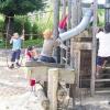 (kr)Die Kinder des Kitzinger Kindergartens St. Elisabeth sind zu Spielplatz-Tests ausgerückt. Fazit: Das Ergebnis viel positiv aus. „Alle Spielplätze hatten ihren eigenen Charme und verzauberten die Kinder auf ihre eigene Weise“, heißt es in einem Pressetext. Bepackt mit Getränken, Obst und belegten Broten – im Vorbeilaufen gab es mal schnell ein Eis – hätten die Ausflüge einen besonderen Reiz für die Kleinen gehabt. Sie besuchten folgende Spielplätze der Reihe nach: Kitanic, Rosengarten, Mühlberg, Hammerstiel (gleich nach der Neueröffnung), einen Spielplatz in Dettelbach und einen – nach dem Übersetzen mit der Fähre – in Mainsondheim, den Platz am Oberbäumle in Kitzingen, und zu guter wanderte der ganze Kindergarten nach Albertshofen und nahm diesen Spielplatz mit 50 Kindern in Beschlag und unter die Lupe. Die Kinder fühlten sich auf allen Spielplätzen pudelwohl.
