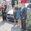 (mim)   Bei der jüngsten Sonderauslosung des PS-Sparens der Sparkasse Ostunterfranken gab es zu den Geldpreisen acht Autos zu gewinnen. Ein VW Golf VI parkt nun in Zeil bei Astrid-Maria Baum. Mit ihrem PS-Los, das sie seit vielen Jahren besitzt, hatte sie das große Los gezogen. Vorstandsvorsitzender Hans-Georg Schubert übergab der Gewinnerin ihren Wagen. Sichtlich überrascht von dem tollen Gewinn gestand sie laut einer Pressemitteilung der Sparkasse: „Eigentlich wollte ich das PS-Los schon kündigen.“ Mit von der Partie bei der Übergabe des Wagens war auch die Familie von Astrid Baum, die sich mit ihr sehr über den motorisierten Gewinn freute. Das Bild zeigt die Gewinnerin Astrid-Maria Baum (Dritte von links) und ihre Familie, Sparkassen-Vorstandsvorsitzender Hans-Georg Schubert (Vierter von links) und Vermögensberaterin Gabriele Dürr (rechts) bei der Übergabe des gewonnenen Autos.