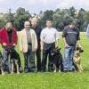(-er)   Die Ortsgruppe Schweinfurt im Verein für Deutsche Schäferhunde hat jüngst seine Sommerprüfung abgehalten. 18 Hunde waren am Start, die in unterschiedlichen Sparten vorgeführt wurden. In der Prüfungsstufe Begleithund erreichten alle Teilnehmer ihr gestecktes Ziel: Mathias Hummer mit Hund Bea vom Hornpfad, Dirk Seitz mit Betty vom Hornpfad, Dieter Kraußling mit Piala von Unterhain und Karlo vom Volkersberg, Elke Englert mit Kenia von der Lobdeburg, Georg Ernst mit Xoro vom Anrachtal, Karl Bott mit Angle vom Sonnenland, Dieter Biermann mit Anton von der Pflochsbacher Schmiede. Bei der Ausdauerprüfung, die sich über 20 Kilometer erstreckte, erreichten ebenfalls alle Hundeführer mit ihren Hunden das Ziel: Dirk Seitz mit Karma vom Volkersberg, Dieter Kraußling mit Karlo vom Volkersberg, Heike Biermann mit Tschako vom Kirschental, Dieter Biermann mit Anton von der Pflochsbacher Schmiede. In der Spezialprüfung Fährtenhund (FH1) wurden drei Hunde vorgeführt. Claudia Kern erreichte mit Shakira von der Bildsäule 96 Punkte von 100 möglichen (Vorzüglich), Georg Ernst mit Sally vom Biebelrieder Kreuz 91 Punkte (Sehr Gut), Leslie Weiß erreichte mit Jakomo vom Posthorn sein Ziel an diesen Tag nicht. In der Prüfungsstufe Schutzhunde 1 gelang Dirk Seitz mit Xaver vom Spitalfeld ein gutes Ergebnis mit 243 Punkten von 300 möglichen. In der Prüfungsstufe Schutzhunde 3 erreichte Michael Fietz mit Canto vom Haus Salztalblick 274 Punkten, er wurde damit Tagessieger. Johann Sehen kam mit Pako vom dunklen Zwinger auf 270 Punkte. Am Ende der Veranstaltung nahm Prüfungsleiter Jürgen Recknagel die Siegerehrung vor. Die Ortsgruppe Schweinfurt weist darauf hin, dass vom 25. bis 27. September Bundesleistungshüten für Deutsche Schäferhunde in Stettbach stattfindet.