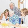 Eine Urkunde vom bayerischen Ministerpräsidenten Horst Seehofer persönlich bekam Natalie Wiesner an ihrem 100. Geburtstag von Lohrs Dritter Bürgermeisterin Rosemarie Stenger (links) vorgelesen und überreicht. Außerdem gratulierte auch Neustadts Bürgermeisterin Karin Berger (rechts). Mit ihnen freut sich die Tochter der Jubilarin, Hiltrud Schubert.
