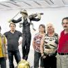 Die Künstler Mia Hochrein, Thomas Hildenbrand, Edeltraud Klement, Monika Benge und Norbert Komorowski (von links) versammeln sich in der BBK-Galerie um die Holzskulptur „Geiger“, ein Ausstellungsobjekt des 29-jährigen Hildenbrand.