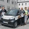 (geri)   Einen heute nicht mehr ungewöhnlichen Weg hat das Krankenhaus Markt Werneck zur Finanzierung eines neuen Dienstfahrzeuges gewählt, das unter anderem zum Transport von Medikamenten und Blutkonserven benötigt wird. Das Auto wurde über Werbung finanziert. Wie Krankenhausvorstand Heinrich Keller sagte, hätten die Veränderungen im Krankenhauswesen die finanziellen Möglichkeiten derart beschnitten, dass eine Fahrzeugbeschaffung aus eigenen Mitteln kaum noch möglich sei. Umso mehr freute sich Keller, dass in Zusammenarbeit mit der Firma Mobil Sport- und Öffentlichkeitswerbung zehn Sponsoren gefunden werden konnten, die das Fahrzeug finanzieren. Bei der Übergabe dankte er für das finanzielle Engagement, das seinen Niederschlag in entsprechender Firmenwerbung auf dem Auto findet. Im Bild (von links) Krankenhausvorstand Heinrich Keller mit den Sponsoren Bürgermeisterin Edeltraud Baumgartl (Markt Werneck), Dr. Andreas Mayer (Facharzt Essleben), Bernd Köber (Gartenstadt Apotheke Schweinfurt), Christof Müller (Edeka Markt Müller Werneck), Natalino (Eisdiele Werneck), Olga Stumpf (Schreinerei Stumpf Essleben), Thomas Baucke (Elektro Baucke Werneck), Michael Söder von der Werbefirma und Wolfgang Schwarz (Krankengymnast Werneck). Weitere Sponsoren waren das Sanitätshaus Traub und die Wäscherei Rudolf Leimeister.