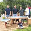 (mk)   Nachdem das alte Wasserspielgerät im Kindergarten Tiefenthal marode und teilweise baufällig geworden war, wünschten sich die Kinder ein neues. Vom Träger, dem Ägidiusverein, wurden Angebote für ein neues Wasserspiel eingeholt, welches in der bisherigen Form zwischen 3000 bis 4000 Euro kosten sollte. Aufgrund dieser Tatsache wurde kurzerhand beschlossen, selbst Hand anzulegen und den Kindern selbst  ein Wasserspiel zu bauen. Im Zuge der Neugestaltung wurde die Anlage anders platziert, sodass sogar ein Bagger zum Einsatz kam, um eine neue Wasserleitung zu verlegen. Nun ist das Werk vollbracht und die Kinder nutzen das neue Spielgerät eifrig. Von Links: die Helfer Patrick Schönlein, Ralph Maier; Werner Seitz & Jürgen Weimann. Beim Fototermin fehlten Thomas Schwerthöfer und Horst Zentgraf.