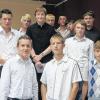 (hof)   Erstmals haben zwölf Schüler der Klasse 10M der Balthasar-Neumann-Hauptschule das Rettungsschwimmabzeichen in Bronze abgelegt. So mussten sie beispielsweise in einer vorgegebenen Zeit 100 Meter in Kleidung schwimmen, Tieftauchen, 15 Meter Streckentauchen, das Abschleppen im Wasser und Befreiungsgriffe üben. Bürgermeisterin Edeltraud Baumgartl (links) übergab Abzeichen und Urkunden. Die neuen Rettungsschwimmer sind Sergeij Bauer, Nicolas Engelhardt, Karl Groha, Pascal Hettrich, René Kaczmarczyk, Marcel Katzenberger, Manuel Reck, Lukas Rettner, Nils Rudolph, Dominik Seel, Julian Seyfried und Adrian Teschner.